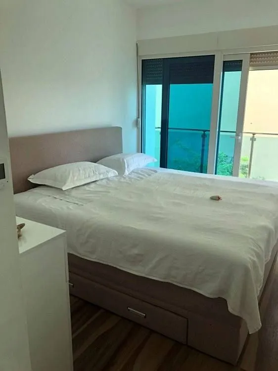 Rent, two bedroom apartment, 83m², Bečići, Budva