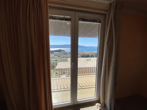 Pogled na more i okolinu kroz balkonska vrata. - image 10