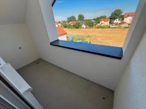 Nenamešten balkon sa pogledom na okolinu. - image 7