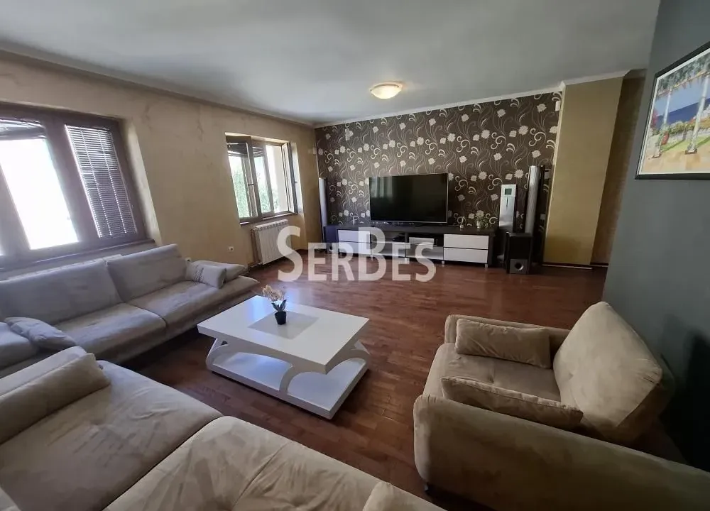 Izdavanje, četvorosoban stan, 143m², Gradić, Petrovaradin