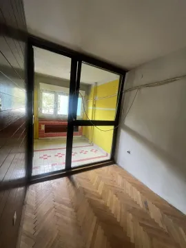 Prazna soba sa parketom i izlazom na zatvorenu terasu. - image 3