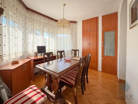 Trpezarija sa drvenim stolom, stolicama i ugradnim ormarima. - image 3