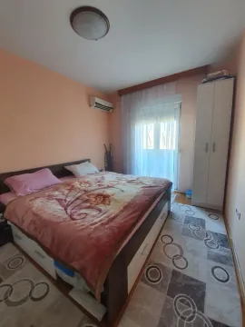 Namještena spavaća soba sa bračnim krevetom, plakarom i izlazom na terasu. - image 3
