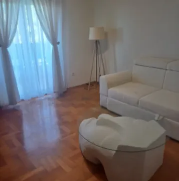 Dnevna soba sa bijelom garniturom, stočićem i parketom na podu. - image 10