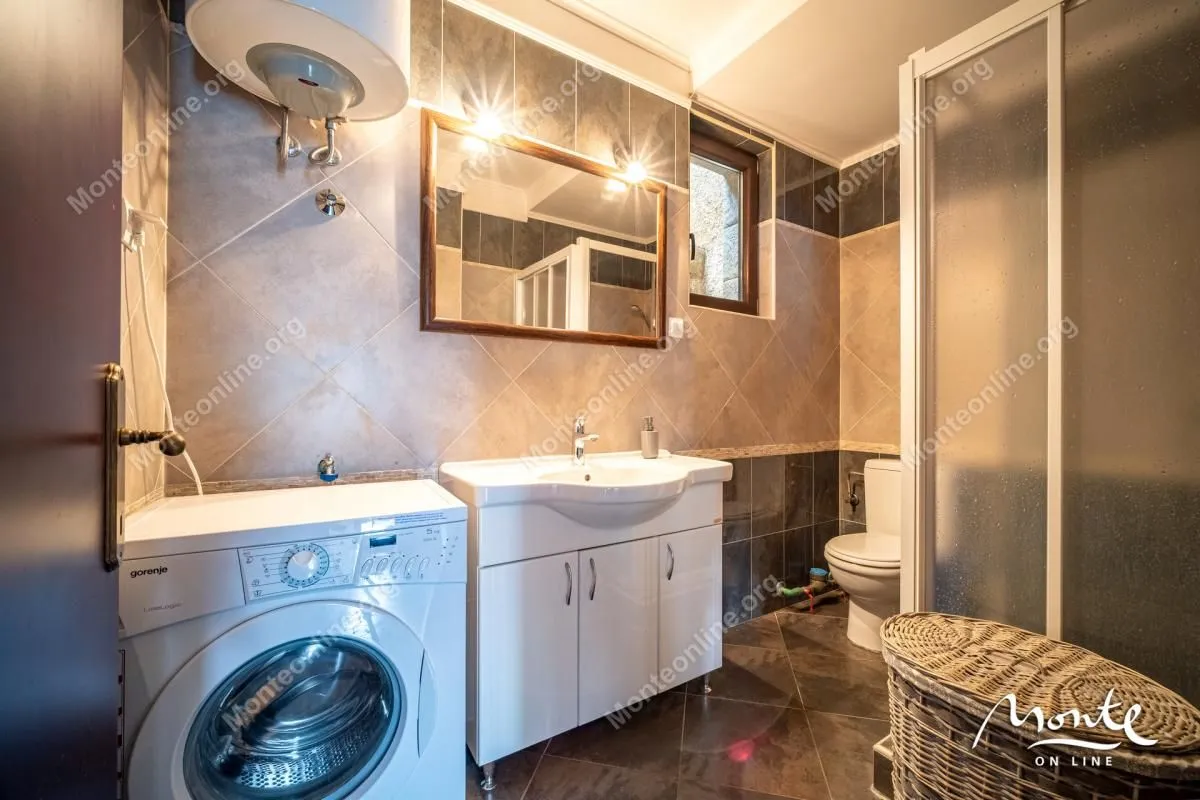 Prodaja, dvosoban stan, 94m², Kostanjica, Kotor