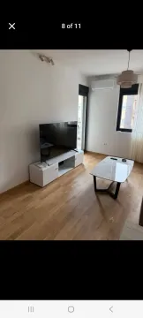 Dnevna soba sa televizorom, TV komodom i stočićem. - image 6