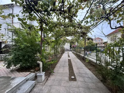 Rent, two bedroom apartment, 100m², Tivat, Crna Gora - image 10