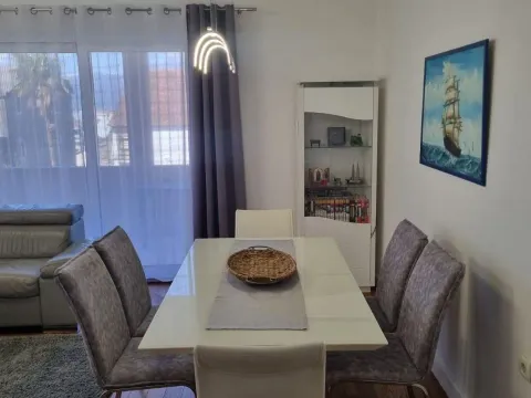Izdavanje, dvosoban stan, 90m², Tivat, Crna Gora - image 2