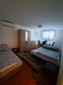 Prostrana spavaća soba sa dva kreveta, garderoberom i trpezarijskim stolom. - image 7