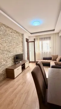 Dnevna soba sa garniturom, TV komodom i trpezarijskim stolom. - image 7