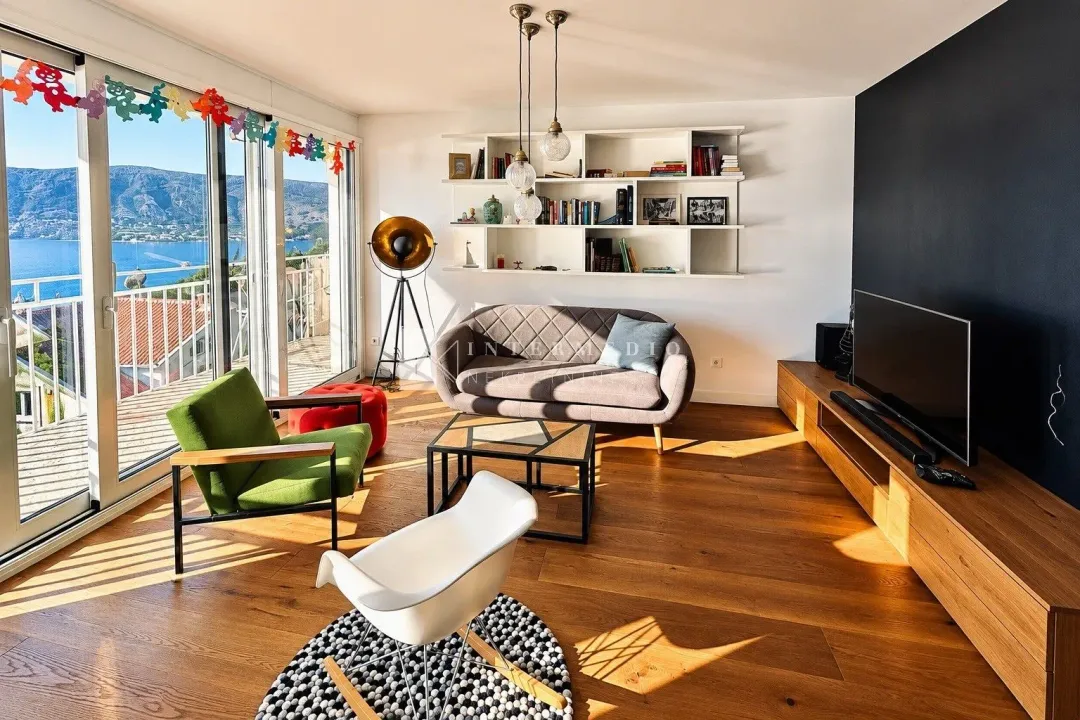Izdavanje, dvosoban stan, 90m², Savina, Herceg Novi