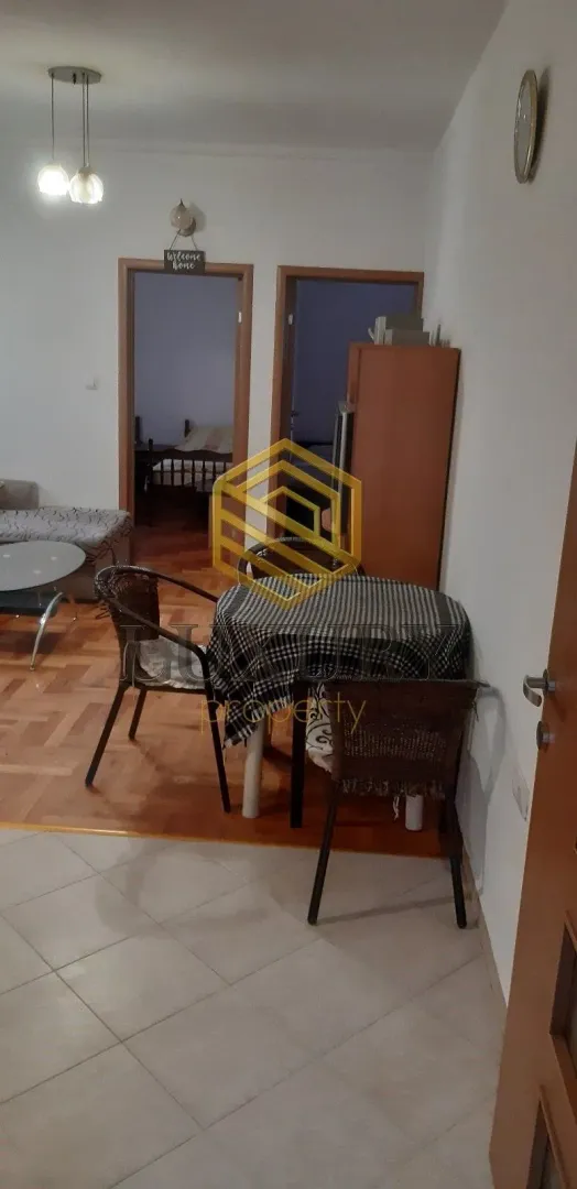 Dnevna soba sa trpezarijskim stolom i pogledom na hodnik.