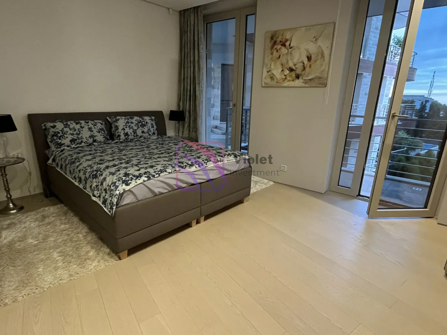 Spacious bedroom with a double bed and access to the terrace.