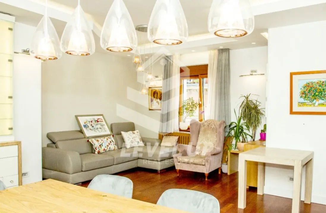 Izdavanje, četvorosoban stan, 120m², Vračar Hram, Vračar Sve Podlokacije