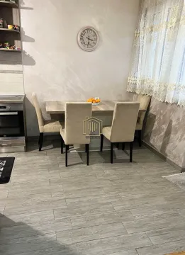 Kuhinja sa trpezarijskim stolom i stolicama. - image 12