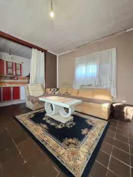 Dnevna soba sa garniturom, stočićem i pogledom na kuhinju. - image 6