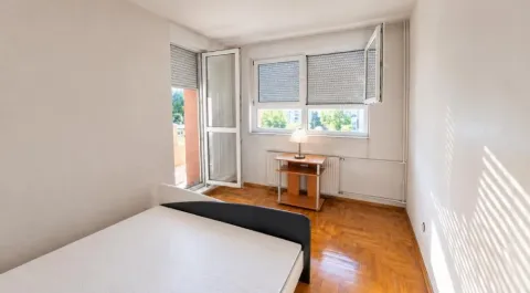 Spavaća soba sa krevetom i izlazom na terasu. - image 5