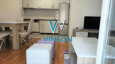 Dnevni boravak sa trpezarijom i kuhinjom u pozadini. - image 5