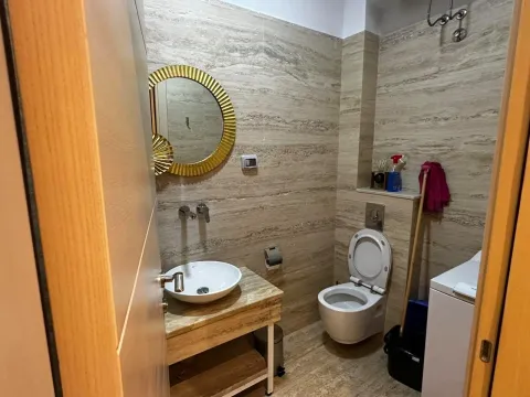 Moderne opremljeno kupatilo sa umivaonikom, wc šoljom i ogledalom. - image 8