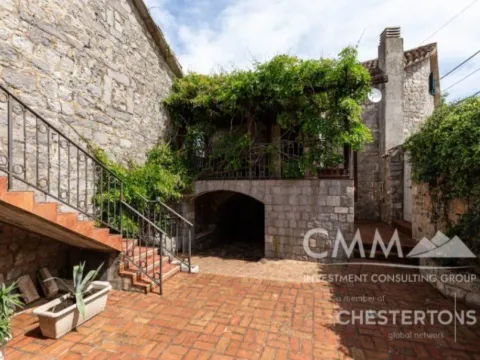 Izdavanje, kuća, 130m², Radovići, Tivat