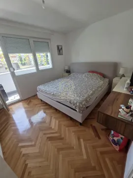 Spavaća soba sa bračnim krevetom, drvenim parketom i izlazom na terasu. - image 8