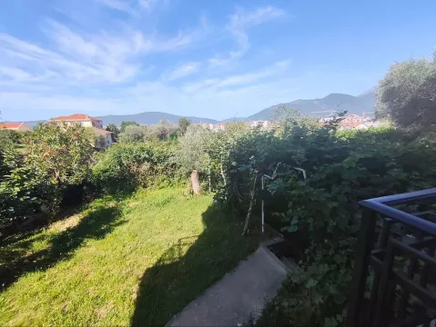Pogled iz dvorišta na okolno zelenilo i planine. - image 10
