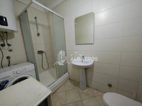 Kupatilo sa tuš kabinom, umivaonikom, WC šoljom i veš mašinom. - image 9
