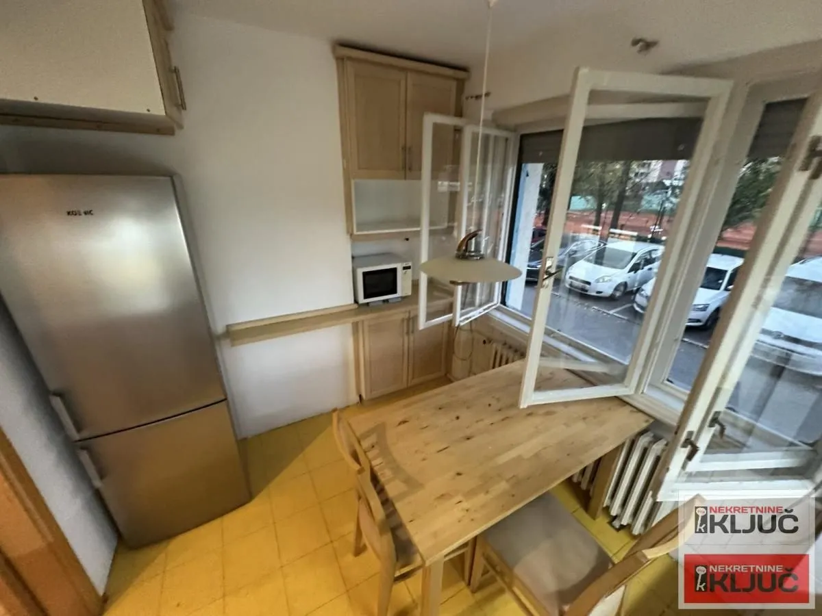 Izdavanje, dvosoban stan, 59m², Centar, Novi Sad
