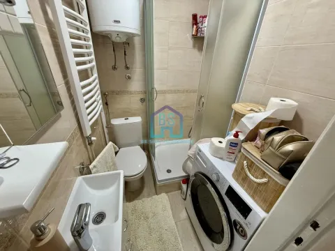 Manje kupatilo sa tuš kabinom, umivaonikom i veš mašinom. - image 17