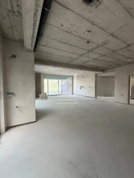 Pogled na nenamješten prostor u izgradnji sa betonskim plafonom i grubim zidovima. - image 6