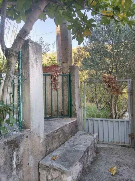Ulaz u dvorište sa metalnom kapijom i kamenim stepenicama. - image 5