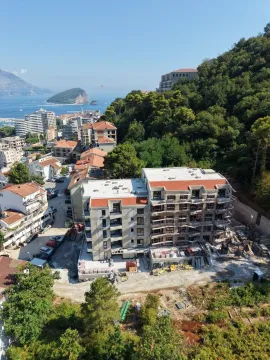 Pogled iz vazduha na zgradu u izgradnji sa pogledom na more. - image 17