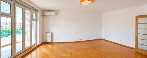 Empty room with parquet flooring and access to the terrace. - image 4