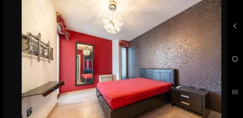 Spavaća soba sa crvenim detaljima i dekorativnim tapetama. - image 7