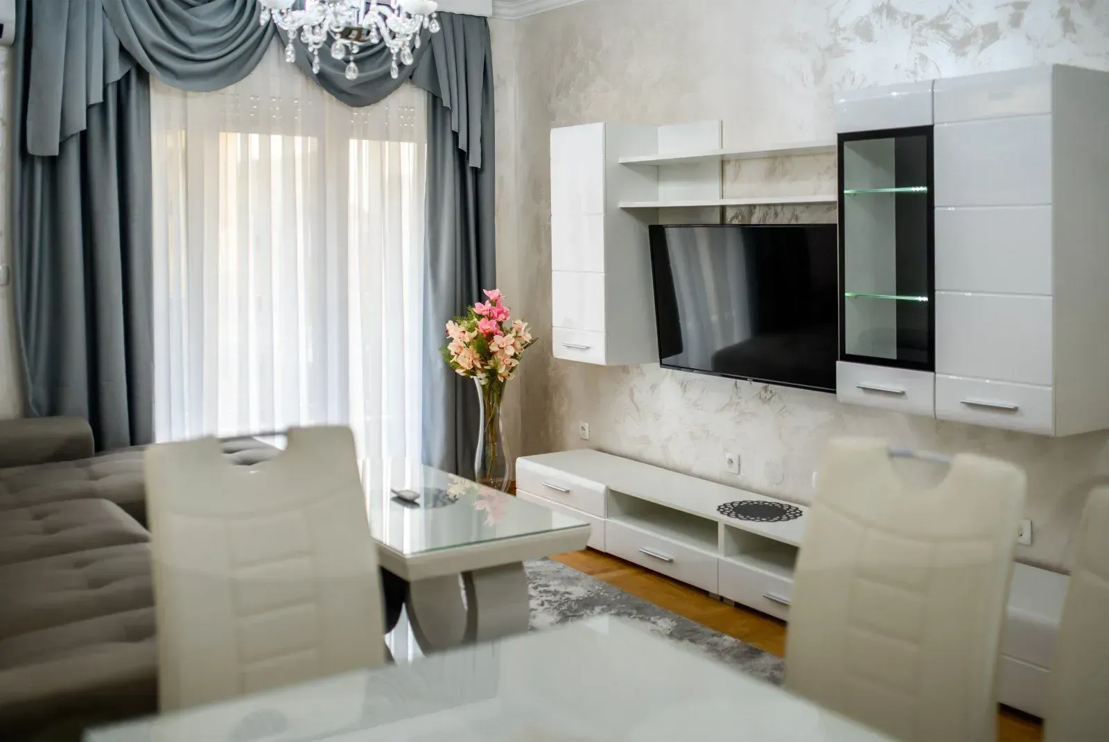 Izdavanje, dvosoban stan, 65m², Stari Aerodrom, Podgorica