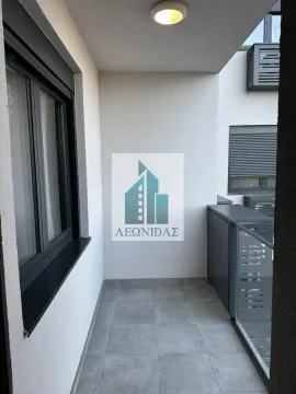 Manji natkriveni balkon sa sivim pločicama i metalnom ogradom. - image 5