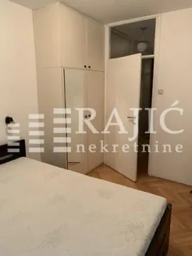 Spavaća soba sa bračnim krevetom i ugradnim ormarom. - image 7