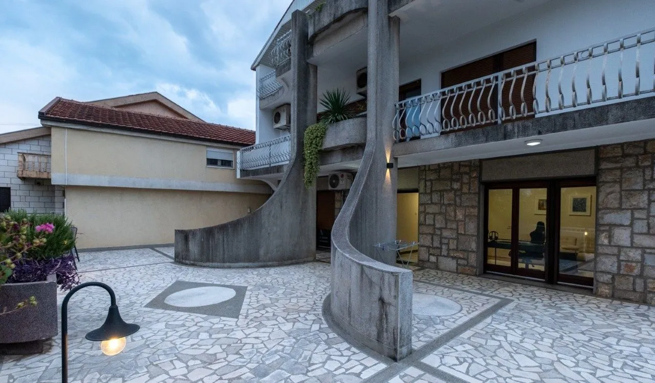 Izdavanje, trosoban stan, 145m², Momišići, Podgorica