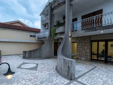 Izdavanje, trosoban stan, 145m², Momišići, Podgorica - image 19