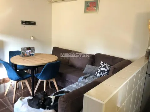 Dnevna soba sa ugaonom garniturom, trpezarijskim stolom i stolicama. - image 3