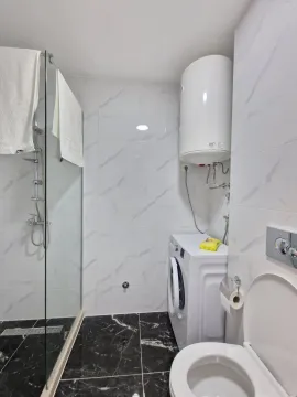 Kupatilo sa tuš kabinom, WC šoljom, veš mašinom i bojlerom. - image 12