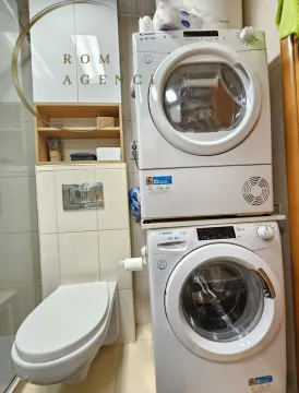 Kupatilo sa toaletom i mašinama za pranje i sušenje veša. - image 8