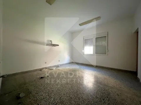 Rent, house, 500m², Stari Aerodrom, Podgorica - image 12