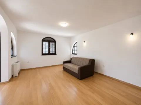 Rent, house, 340m², Tološi, Podgorica - image 2