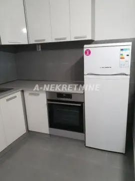 Manja kuhinja sa belim elementima, ugradnom rernom i frižiderom. - image 7