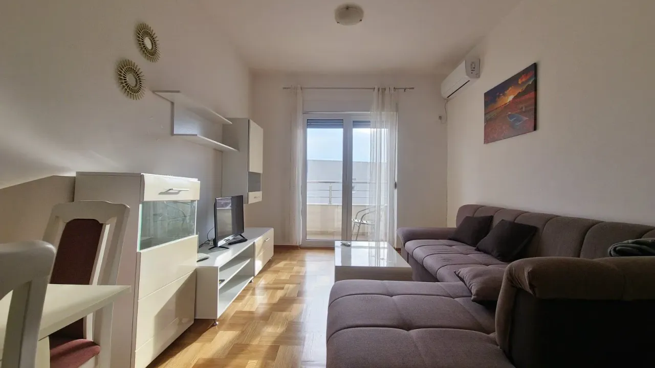 Izdavanje, dvosoban stan, 51m², Budva, Crna Gora