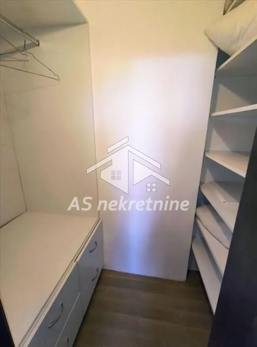 Izdavanje, četvorosoban stan, 120m², Senjak, Beograd