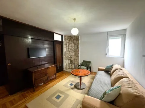Izdavanje, dvosoban stan, 45m², Blok 5, Podgorica