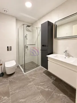 Moderno opremljeno kupatilo sa tuš kabinom, umivaonikom i wc šoljom. - image 13