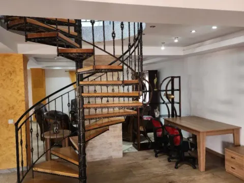 Izdavanje, trosoban stan, 150m², Centar, Tivat - image 13